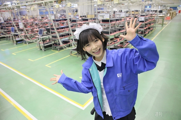HP×アイドリング!!!『メイド in TOKYO』（朝日奈央編）：工場内をバックにハイポーズ。撮影時はいろんな表情を見せてくれました。