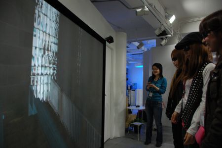 立体めがねで3D映像を視聴