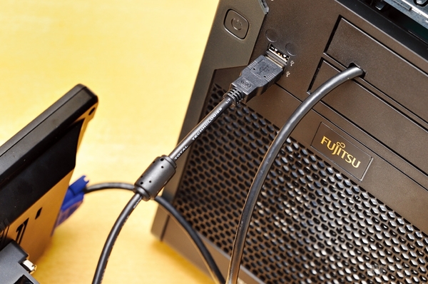 【第11回】リモートデスクトップ＆小型液晶で快適操作！：ケーブル類は内部を経由