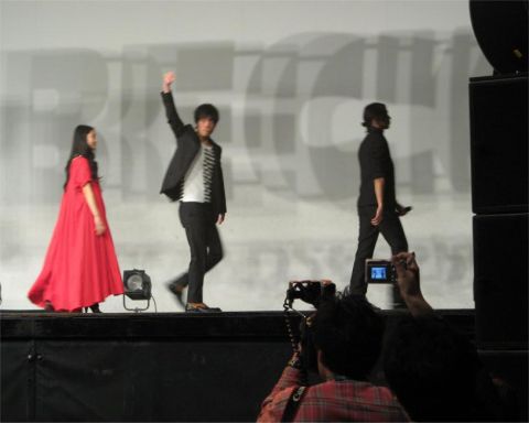 舞台袖に消える桐谷健太