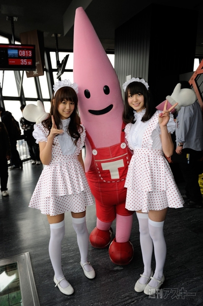 HP×アイドリング!!!モデル第2弾！:東京タワーのキャラクター“ノッポン”と一緒に記念撮影する、まいぷる（右）とあいちゃん（左）。