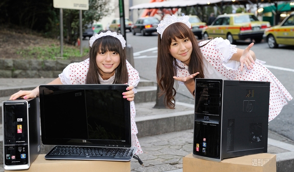 HP×アイドリング!!!モデル第2弾！:それぞれのマシンの前でポーズ