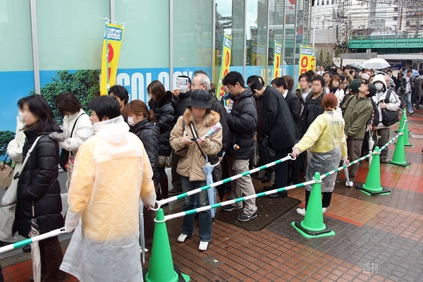 開店セールに並ぶ人々