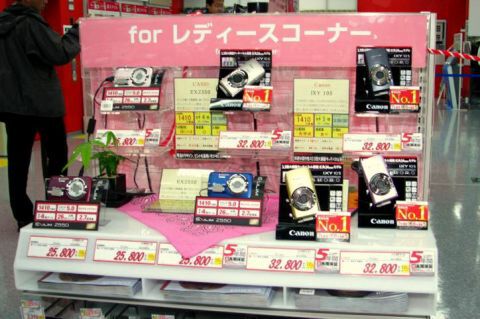 デジカメコーナーも女性を意識