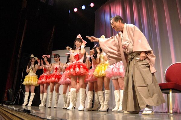 お客さんにコメントする三枝師匠