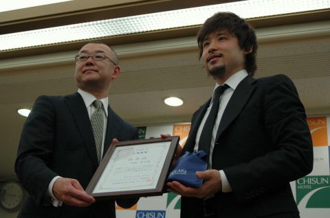 井上副社長（左）と田臥選手（右）