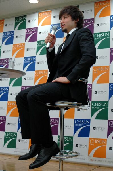 スーツ姿の田臥選手