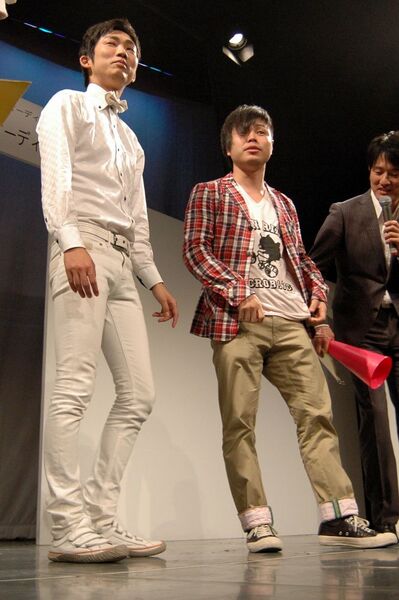 ノンスタイルの石田明（左）と井上裕介（右）