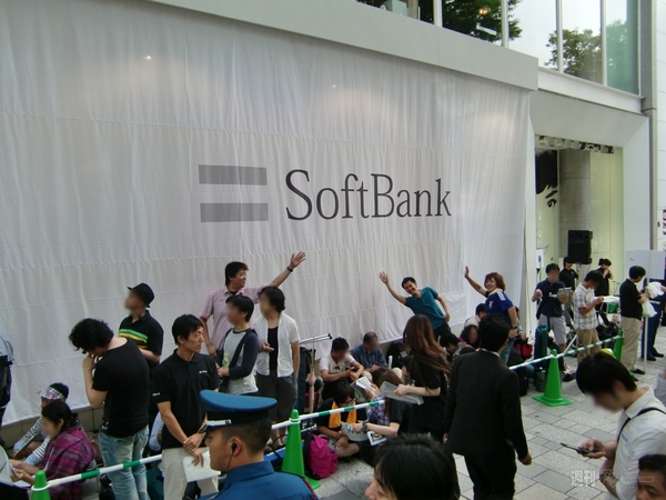 iPhone4ついに発売！孫社長も登場したソフトバンク表参道店レポ