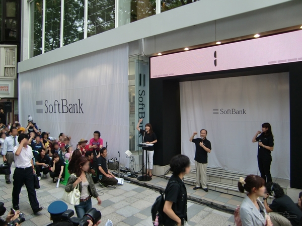 iPhone4ついに発売！孫社長も登場したソフトバンク表参道店レポ