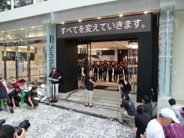 iPhone4ついに発売！孫社長も登場したソフトバンク表参道店レポ