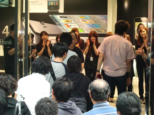 iPhone4ついに発売！孫社長も登場したソフトバンク表参道店レポ