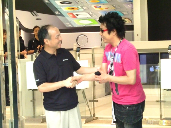iPhone4ついに発売！孫社長も登場したソフトバンク表参道店レポ