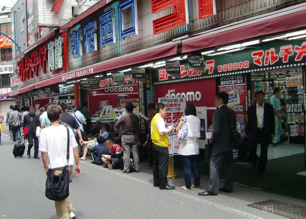 iPhone4ついに発売！孫社長も登場したソフトバンク表参道店レポ