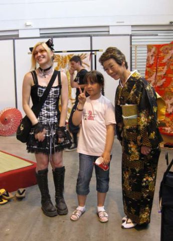 コスプレ娘と和服