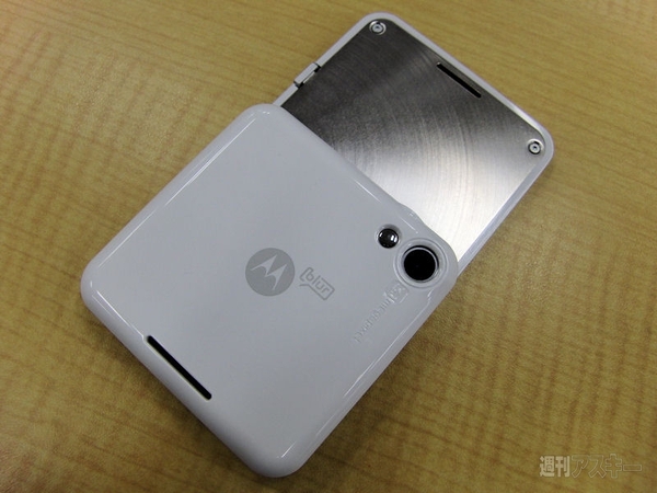 “四角い”海外Android、モトローラ『FLIPOUT』の魅力