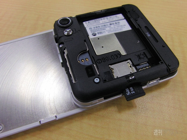 “四角い”海外Android、モトローラ『FLIPOUT』の魅力