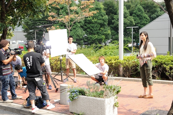 アイドリング!!!の遠藤舞と横山ルリカが日本HPのショートドラマに挑戦!!：撮影は2台のカメラを使う