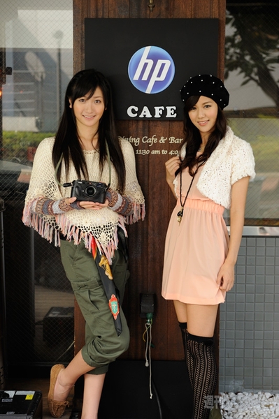 アイドリング!!!の遠藤舞と横山ルリカが日本HPのショートドラマに挑戦!!：HPカフェの看板を立てて撮影