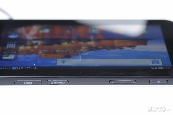 側面のボタンや端子類