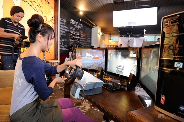 HP×アイドリング!!! 遠藤舞ちゃんが動画編集に挑戦：3画面で視界全体がゲーム画面