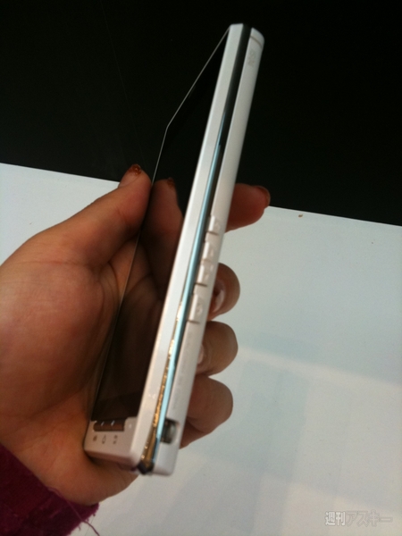 IS04のストラップホール