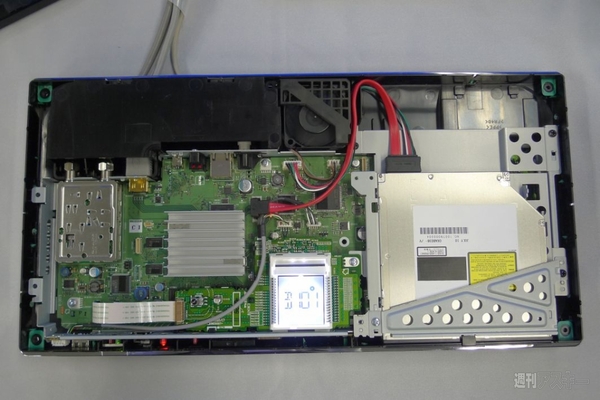 わずか35ミリ！　縦置きもできるシャープの超激薄BDレコーダー！