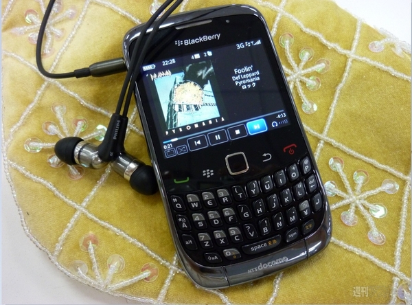 BlackBerry Curve 9300プラスイヤホン