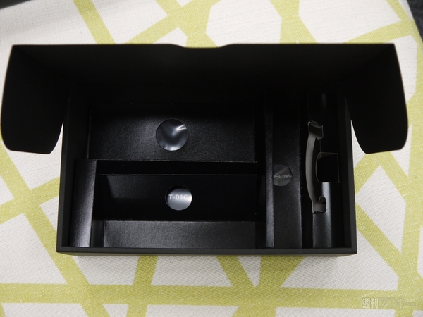 下の段の下からなにかが…