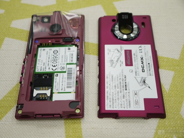 背面カバーは外れてました