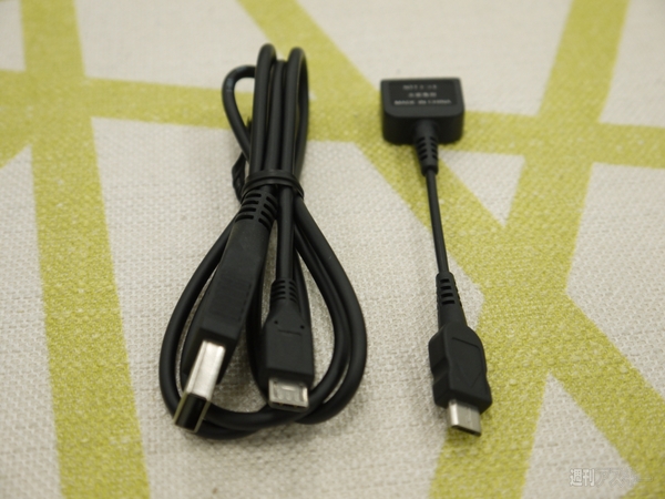 マイクロUSBとドコモ充電端子をマイクロUSBに変換するアダプター