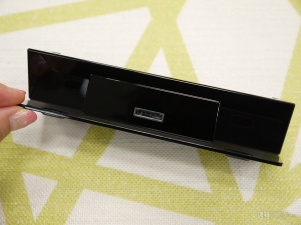 クレードルにはこれまで持っていた充電器を挿しましょう