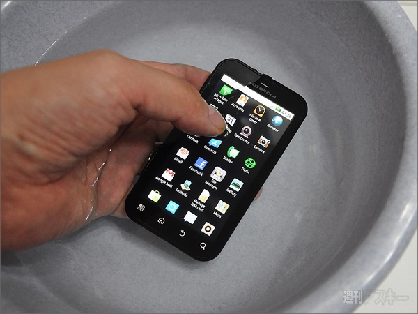 防水スマホのMoto DEFYならオフ会も安心