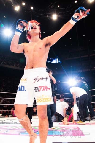 戦慄の膝 大みそかdynamite で長島 自演乙 雄一郎が衝撃的ko勝利 週刊アスキー