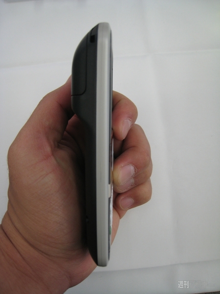 上部に電池を入れる