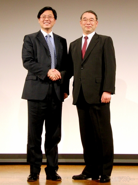 両社のトップが固い握手