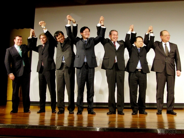 手をつなぐ関係者