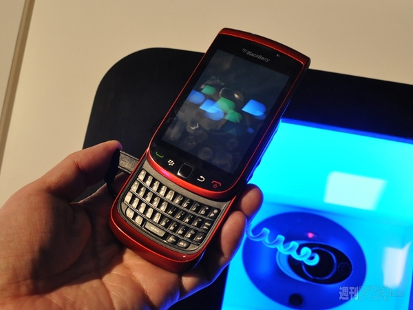 MWC2011 RIM Torch赤