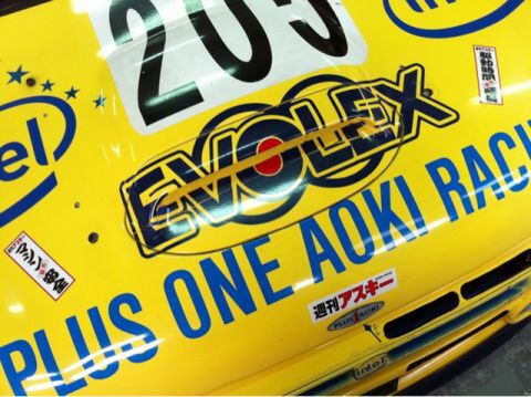 レースカーの鼻先には週アスのスポンサーステッカーが！