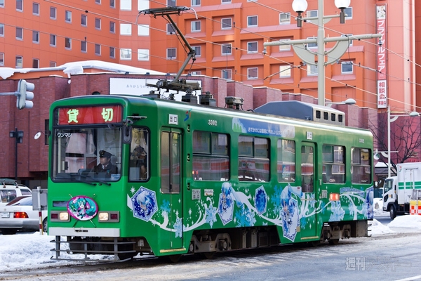 雪ミクの路面電車が札幌を駆ける