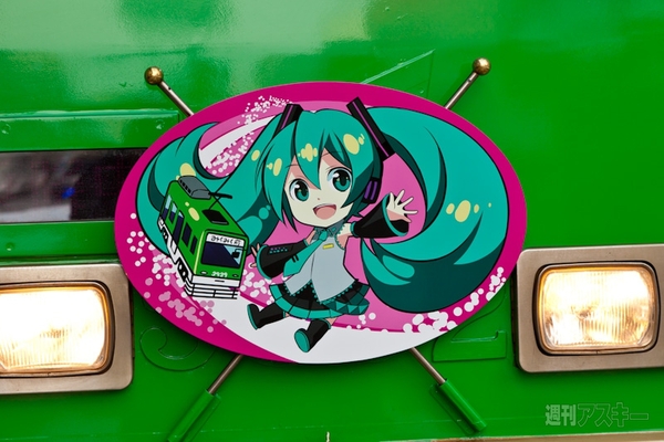 雪ミクの路面電車が札幌を駆ける