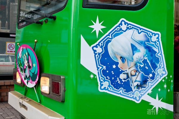雪ミクの路面電車が札幌を駆ける