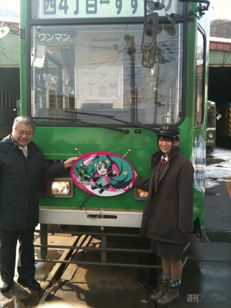 雪ミクの路面電車が札幌を駆ける