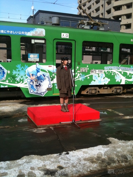 雪ミクの路面電車が札幌を駆ける