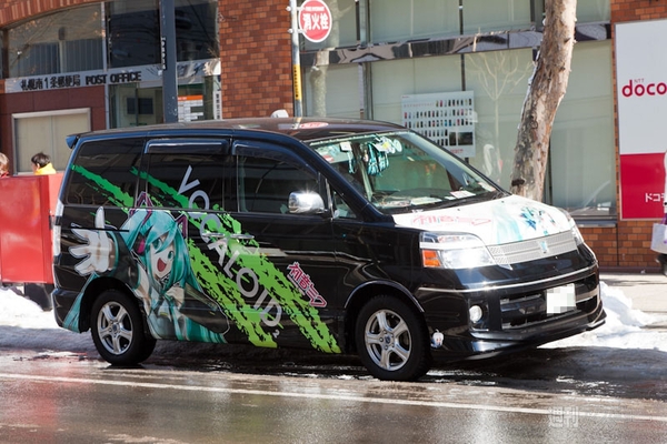 雪ミクの路面電車が札幌を駆ける