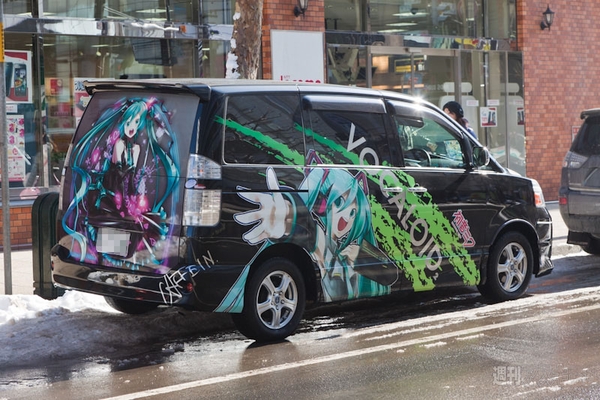 雪ミクの路面電車が札幌を駆ける