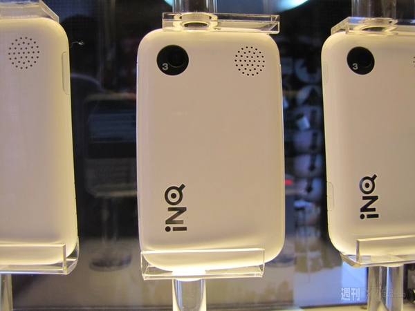 英INQのFacebookフォン2モデル