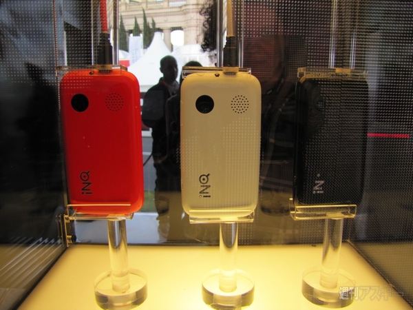 英INQのFacebookフォン2モデル