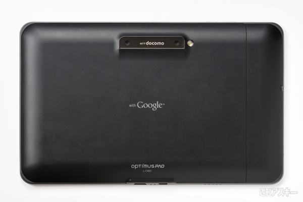 背面にカメラレンズが2つ