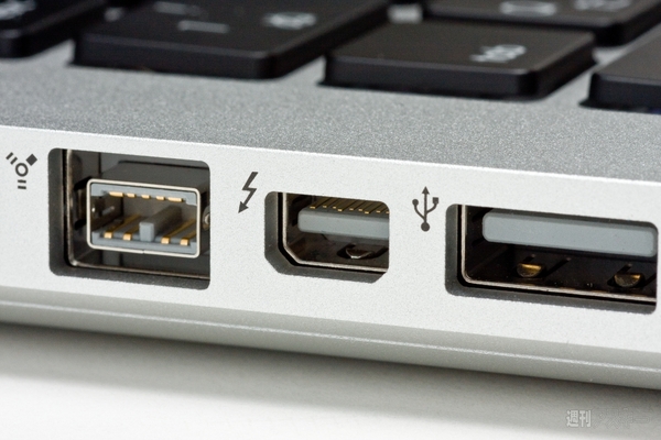新MacBook Proのサンダーボルトってナニ!?